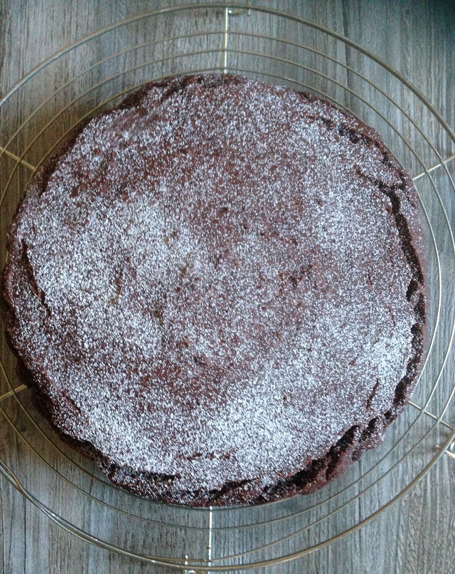 Torta di farina integrale con zucchero di canna integrale e farina di mandorle senza grassi animali