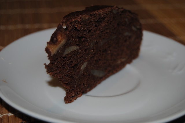 Torta di farina integrale con pere e cacao senza grassi animali