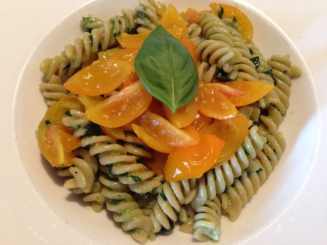 Fusilli integrali con datterini gialli e pesto di basilico fresco senza grassi animali