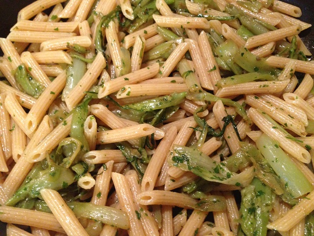 Pasta integrale con le puntarelle. Ricetta vegetariana e vegana senza grassi animali