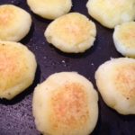 Polpette di patate durante la cottura in padella antiaderente
