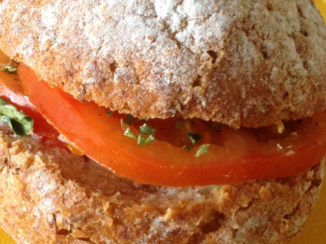 Panino integrale imbottito con fagioli cannellini e pomodoro fresco e origano integrale adatto a vegani