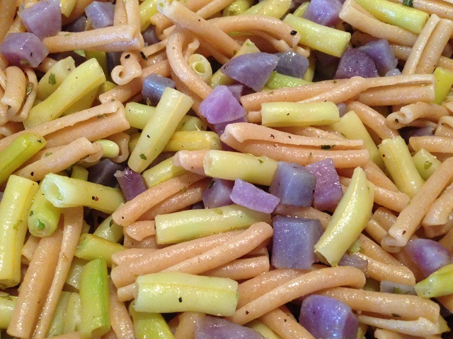 Pasta integrale caserecce con fagiolini boby bianchi e patate viola, senza grassi animali per vegetariani e vegani