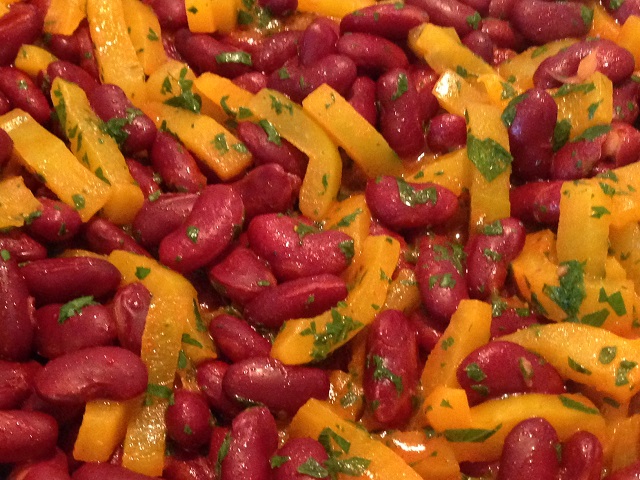 Fagioli rossi peperoni gialli e prezzemolo