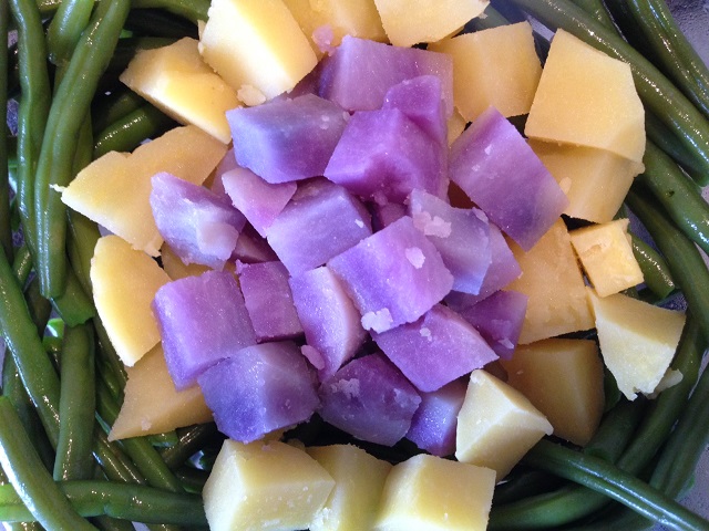 fagiolini con patate viola e con patate bianche