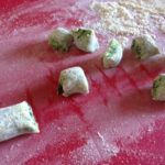 Preparazione gnocchi patate e bietole