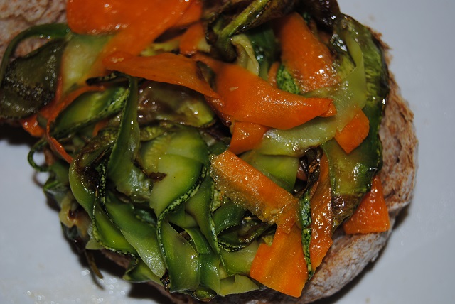 Verdure a tagliate a listarelle per farcire un panino integrale gustosissimo. Panino integrale imbottito con zucchine carote. Gustosissimo panino vegano