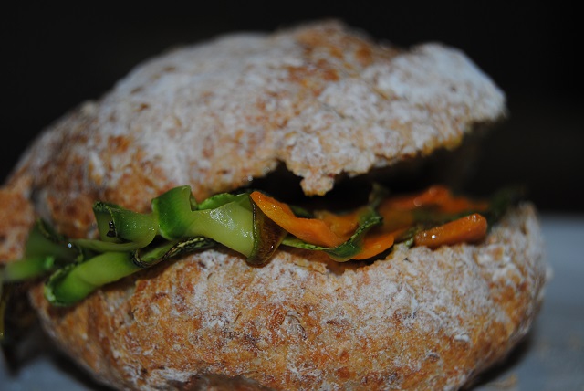 Panino Mau, panino vegano, integrale farcito con zucchine e carote sottili saltate in padella