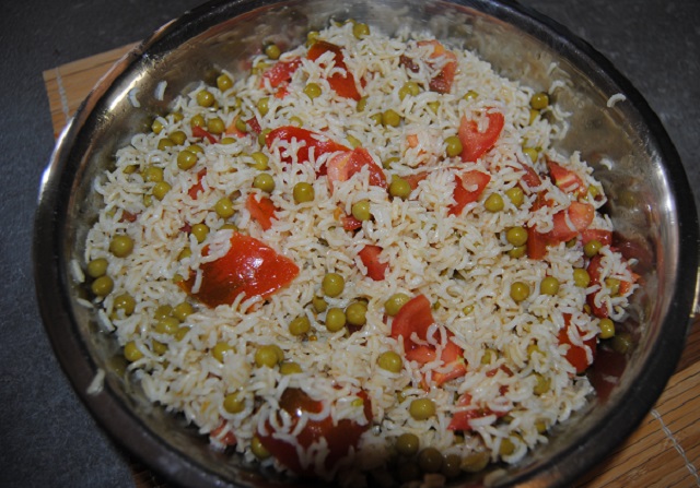 insalata di riso basmati integrale, con piselli e pomodorini
