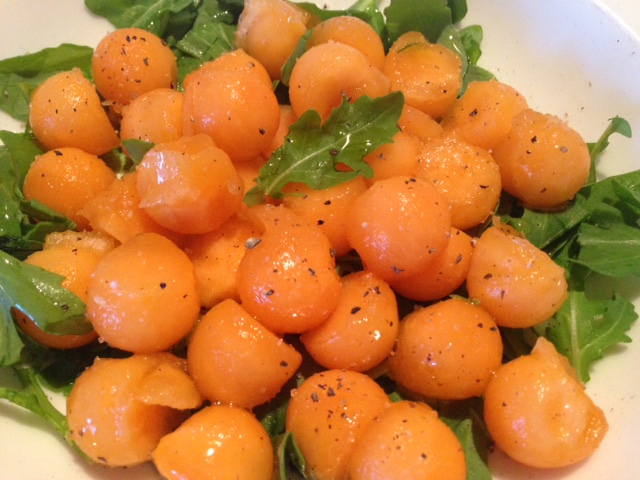 Melone e rucola in insalata con pepe e sale