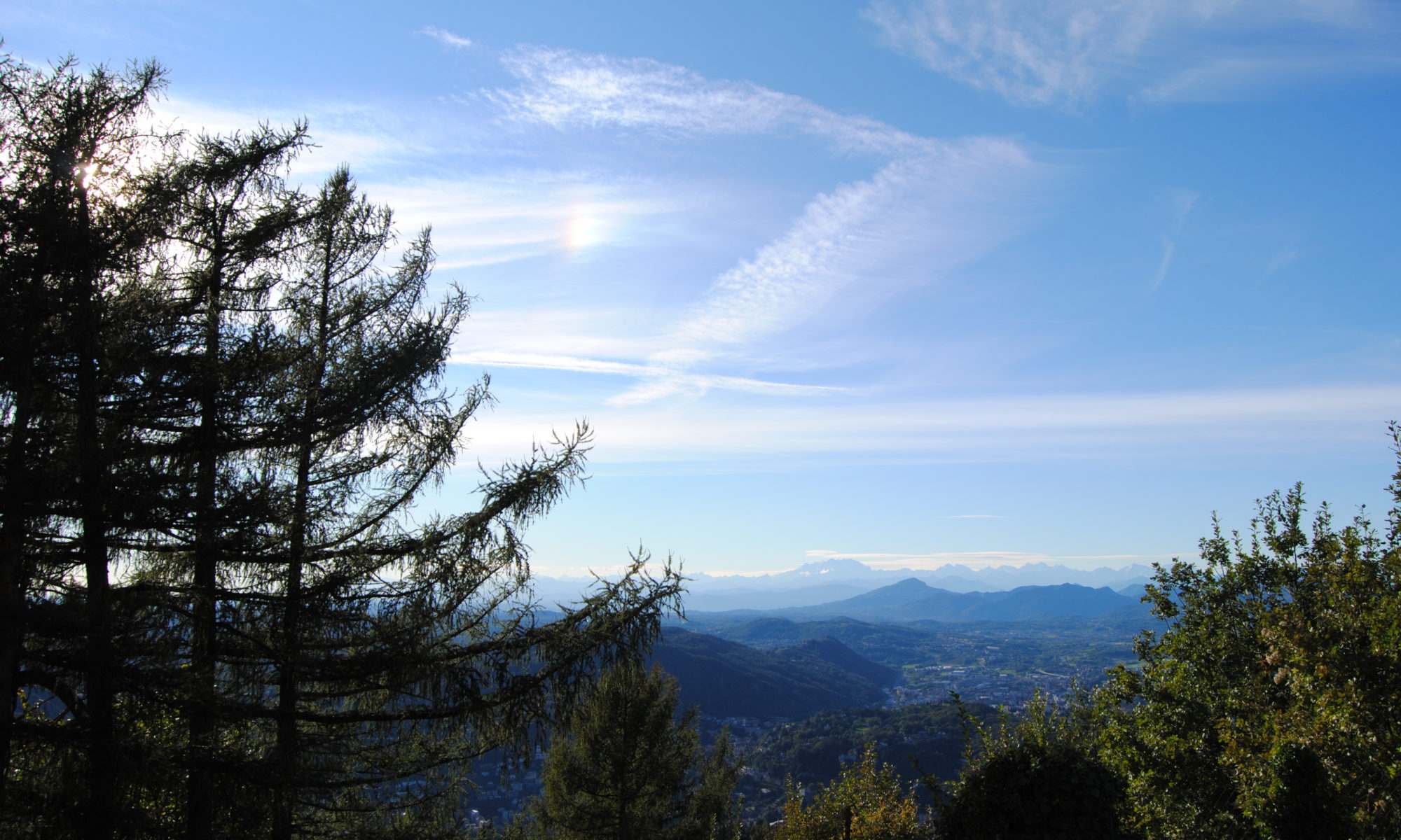 Panorama da Brunate con Monte Rosa e nube iridescente, per articolo sul Ferragosto e gite fuori porta