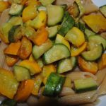 Pasta integrale con zucchine gialle e verdi a tocchetti