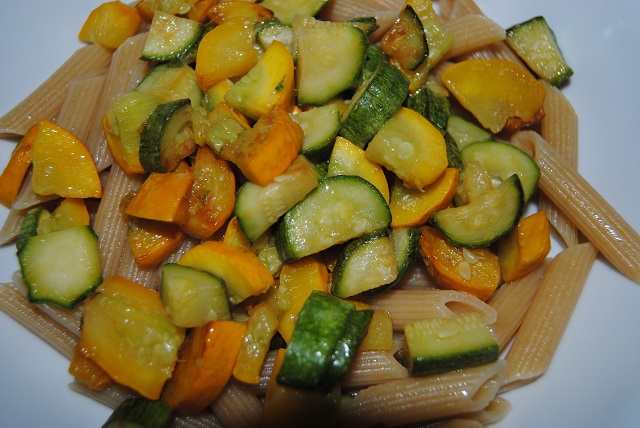 pasta integrale con zucchine gialle e verdi a tocchetti