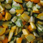 zucchine gialle e zucchine verdi tagliate a tocchetti in padella