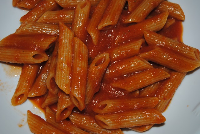 Pasta integrale con sugo di pomodoro e passato di carote e zucchina con aggiunta di foglie di salvia. Ricetta vegetariana e vegana