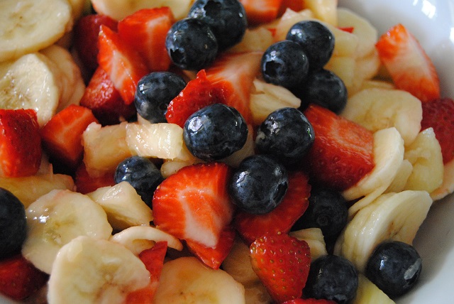 Macedonia di frutta fresca con banane fragole mirtilli e succo di limone senza zuccheri aggiunti