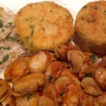 Medaglioni con ceci e funghi accompagnati da pane raffermo integrale strofinato d'aglio