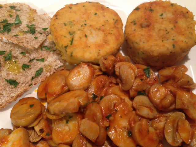 Medaglioni con ceci e funghi servito con fettine di pane integrale raffermo strofinate d'aglio