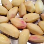 Patate rosse sbucciate ingrediente per ricetta peperoni epatate in umido