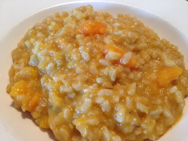 Risotto con la zucca preparato con riso integrale. Piatto interamente vegetariano adatto a tutti. anche a vegani