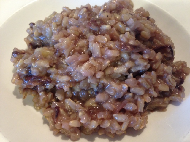 Risotto integrale con radicchio rosso senza grassi animali solo ingredienti vegetali adatto a vegani