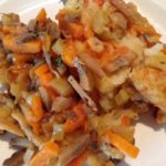 Tortino di patate con funghi carote sedano e prezzemolo piatto vegano e vegetariano senza grassi animali