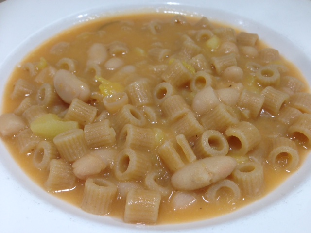 Pasta e fagioli con pasta integrale, senza grassi animali, ottimo sapore tutto naturale, con aggiunta di salvia e rosmarino. Adatto a vegani e vegetariani