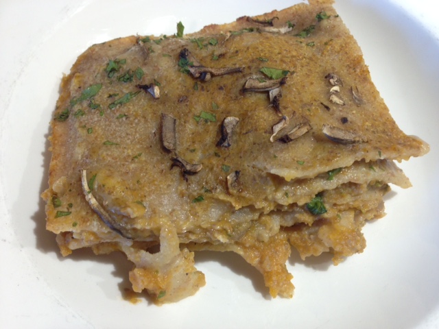 Lasagne integrali con zucca e funghi preparate con pasta integrale senza uova fatta in casa