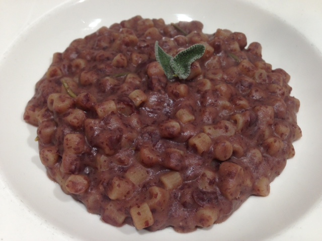 Pasta e fagioli rossi: pasta integrale formato ditalini e fagioli rossi Red Kidney senza alcun grasso animale. Interamente vegetale