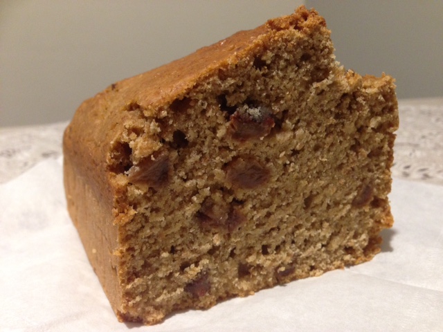 Plumcake integrale con uvetta, dolce preparato senza aggiunta di uova o burro, solo ingredienti vegetali, con zucchero di canna integrale