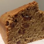 Plumcake preparato con farina integrale e zucchero di canna integrale, senza burro né uova, adatto a vegani e vegetariani ma anche a chi ama una cucina più sana