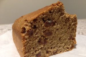 Plumcake preparato con farina integrale e zucchero di canna integrale, senza burro né uova, adatto a vegani e vegetariani ma anche a chi ama una cucina più sana