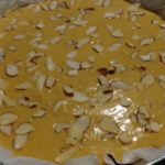 torta di zucca con pane grattugiato integrale, farina di mandorle e mandorle in scaglie, senza grassi animali, solo ingredienti vegetali, adatto a vegani e vegetariani