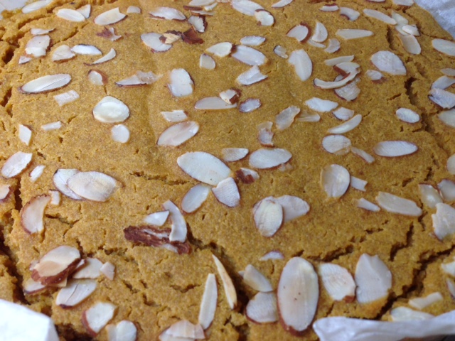 Torta di zucca con pane grattuggiato integrale e farina di mandorle, guarnita con mandorle in scaglie. Senza grassi animali, senza uova e senza burro. Adatta a vegani e vegetariani. Solo ingredienti vegetali