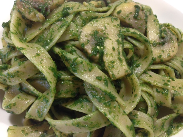 Tagliatelle integrali condite con crema di spinacino e funghi champignon, senza grassi animali piatto sano adatto a chi ha un'alimentazione vegana