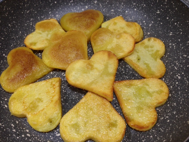 Patate del cuore, patate arrosto a forma di cuore da presentare in menù di San Valentino ma anche in altre occasioni, certamente per le persone a cui volete bene!