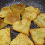 Patate arrostite a forma di cuore da presentare sicuramente a San Valentino, ma in ogni occasione in cui volete cucinare per le persone a cui volete bene!