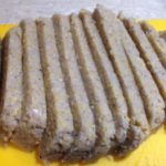 Polenta mista di farina di mais integrale e grano saraceno integrale, tagliata a fettine per ricetta Polenta saporita
