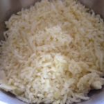 Patate schiacciate per preparazione gnocchi di patate con farina integrale, senza uova