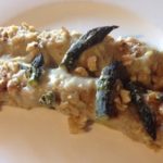 Cannelloni di farina integrale senza uova con ripieno di asparagi e fagioli. RIcetta vegana, senza grassi animali, solo ingredienti vegetali