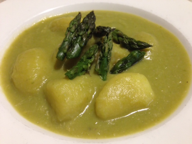 Crema di asparagi e cannellini con patate, interamente vegetale senza grassi animali, solo ingredienti vegetali integri, adatto a vegani