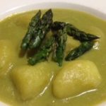 Crema di asparagi e cannellini interamente vegetale senza aggiunta di grassi animali, piatto veramente nutriente e molto buono, vegano