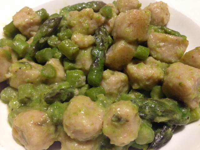 Gnocchi di fagioli con asparagi. Gnocchi preparati con fagioli corona e farina integrale, senza uova, senza grassi animali
