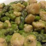 Gnocchi di fagioli conditi con sugo di asparagi. Gnocchi preparati con fagioli corona e farina integrale, senza uova, senza grassi animali.