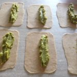 Preparazione cannelloni integrali con ripieno di crema di asparagi e fagioli