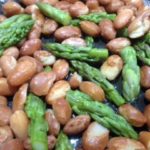 Punte di asparagi e fagioli borlotti per preparazione ricetta maccheroni integrali con asparagi e fagioli borlotti. Ricetta interamente vegetale senza grassi animali