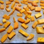 tocchetti di zucca per preparazione gnocchi di zucca con sugo di funghi, ricetta interamente vegetale, senza grassi animali