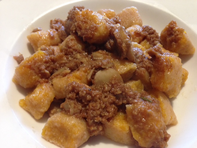 Gnocchi di zucca con sugo di funghi. Gnocchi preparati con zucca e farina integrale, senza uova e senza grassi animali. Sugo preparato senza grassi animali, solo ingredienti vegetali