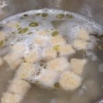 Gnocchi di fagioli preparati con fagioli corona e farina integrale senza uova né grassi animali. Gli gnocchi sono ora in cottura in abbondante acqua salata