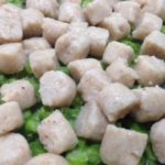 Gnocchi di fagioli cotti in acqua bollente e appoggiati sul condimento di asparagi. Ora una bella rimescolata e saranno pronti da mangiare